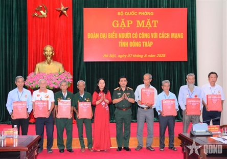 MND meets with national contributors from Dong Thap